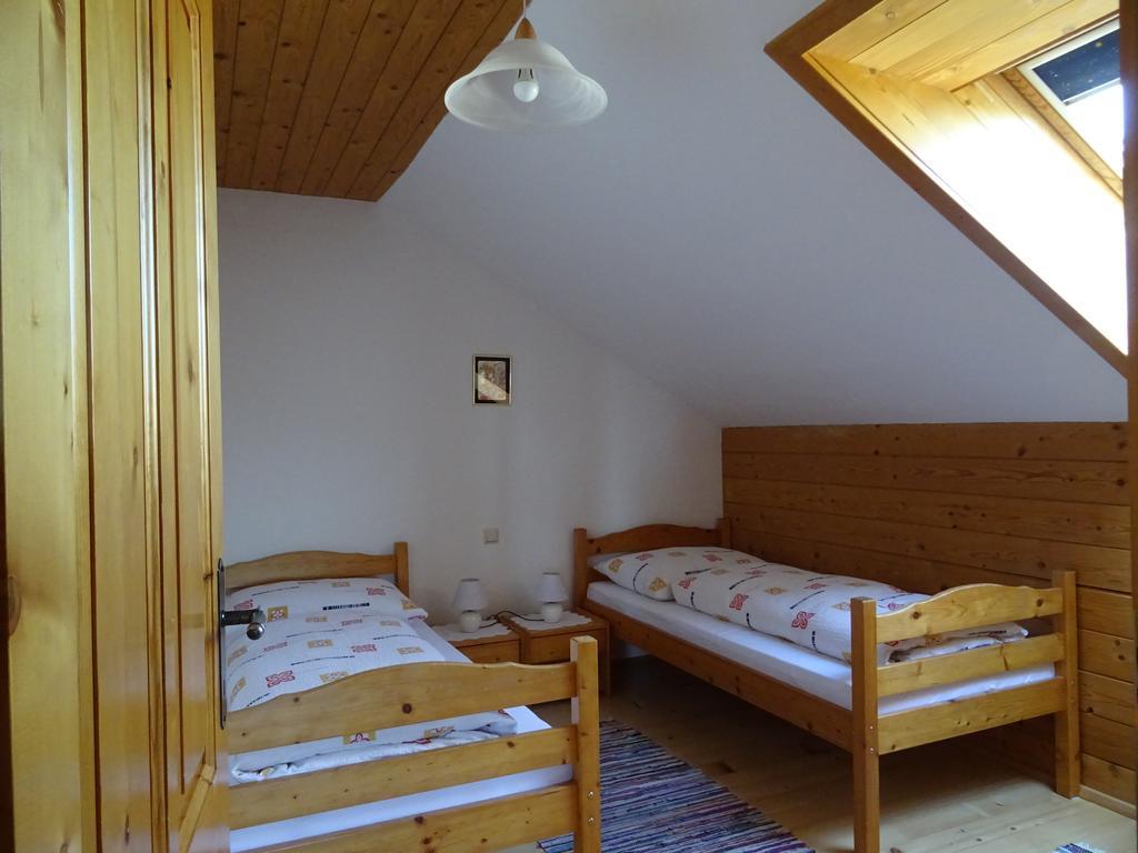 Baby- Und Kinderhof Aicherbauer Seeham Exterior photo